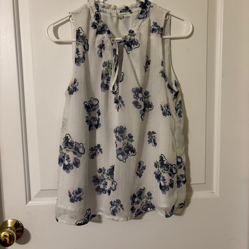 Skies Are Blue Floral Sleeveless Blouse - White and Blue